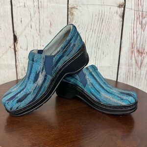 KLOGS NAPLES Blue Patterned Women's Nurse Sneakers Shoes Size 6 NiB